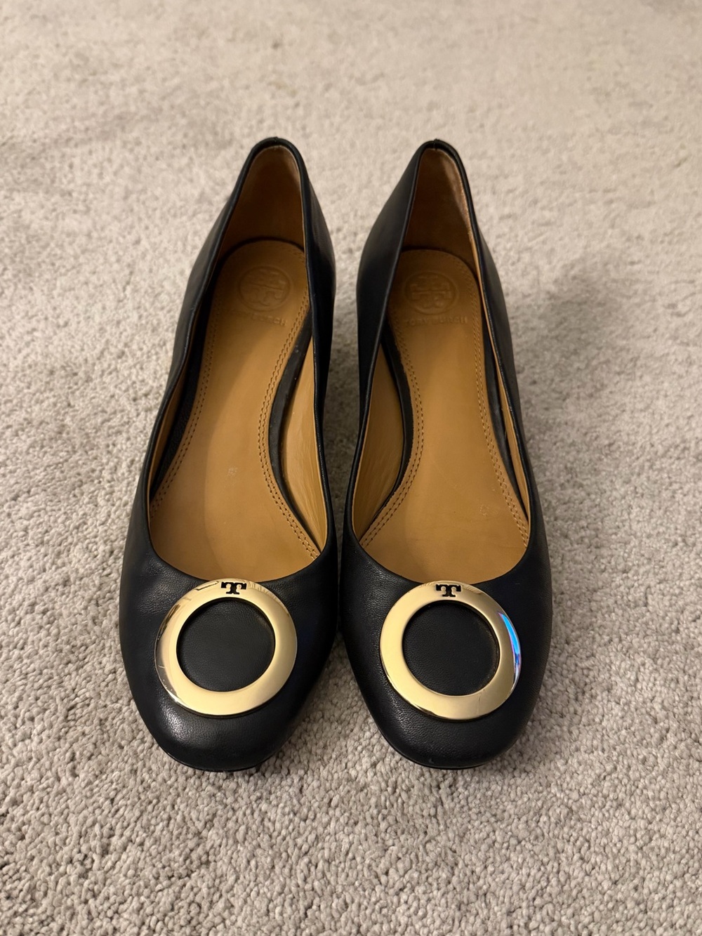 Tory Burch Black Leather Caterina Block Heel Pumps with Gold Circle Emblem Sz 7